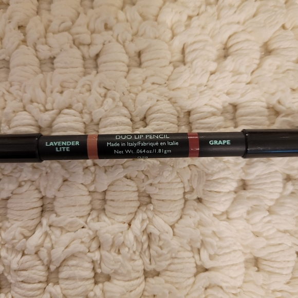 Vincent Longo Duo Lip Pencil Lavender Lite & Grape - Picture 3 of 3